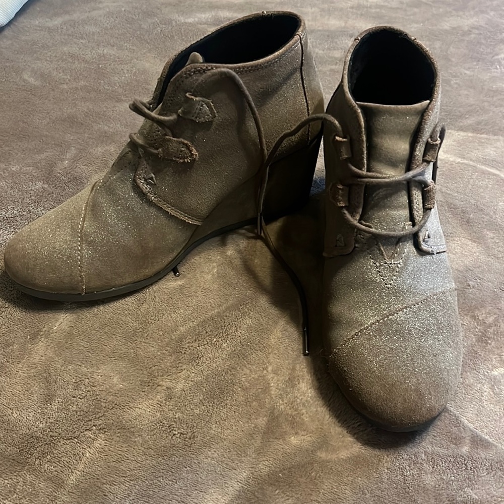 Women’s sparkle gray toms booties. Size 9.5 - good used condition